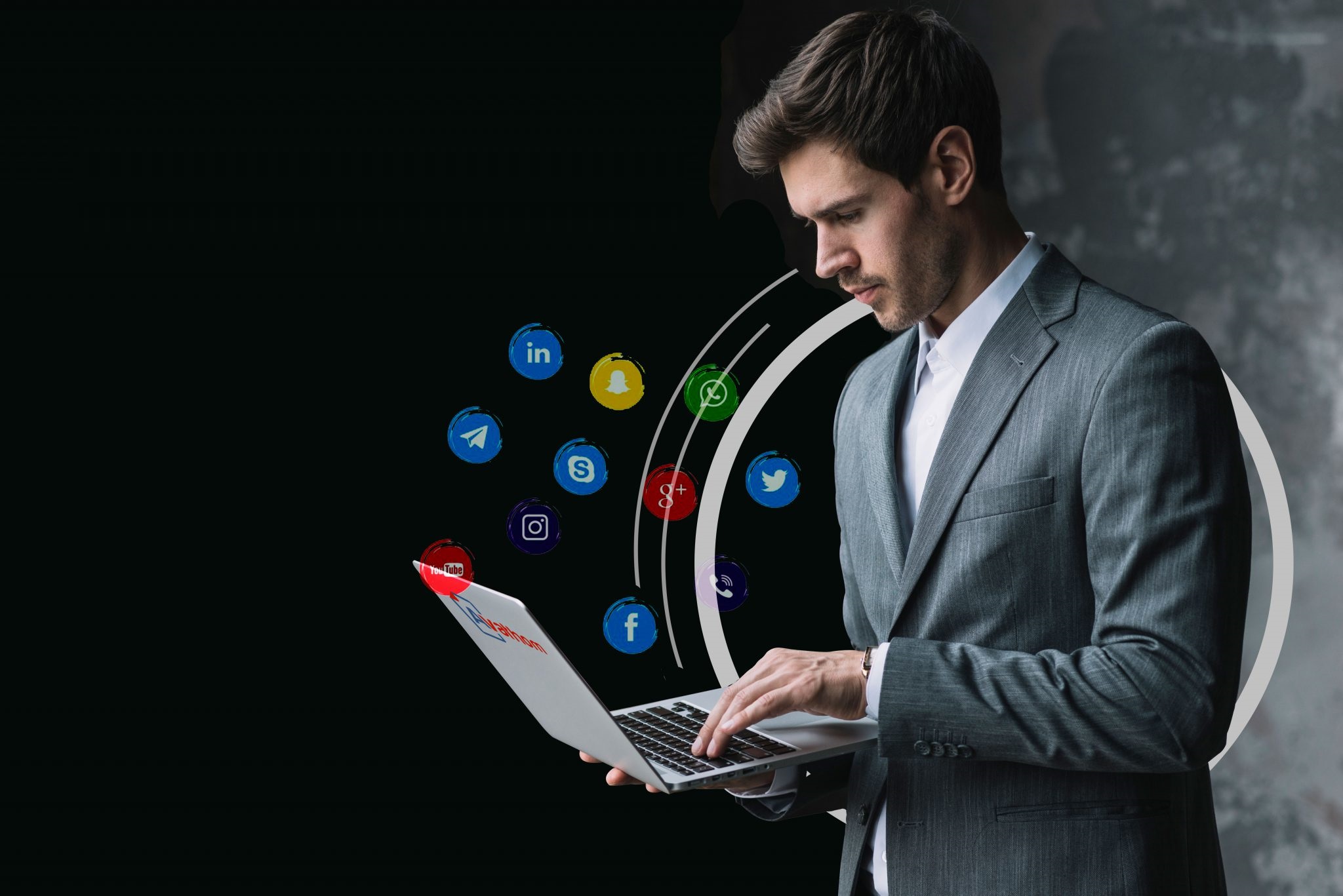 شغل ادمین Social Network یک حرفه نوظهور در جهان امروز بشمار می رود، با این حال با گذشت زمان انتظارات از این مدیر فضای مجازی بیشتر شده است و مسئولیت هایی را برای ادمین شبکه های اجتماعی به ارمغان آورده که شرح وظایفش در یک شرکت و سازمان به ترتیب زیر است: