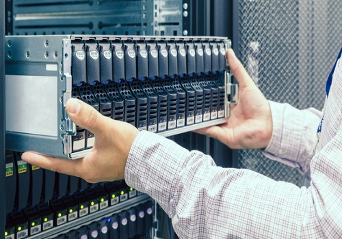 به کسی کارشناس استوریج Storage Expert می گویند که در زمینه مشاوره، نصب و راه اندازی در حوزه ذخیره سازی اطلاعات دارای دانش و مهارت های لازم باشد.