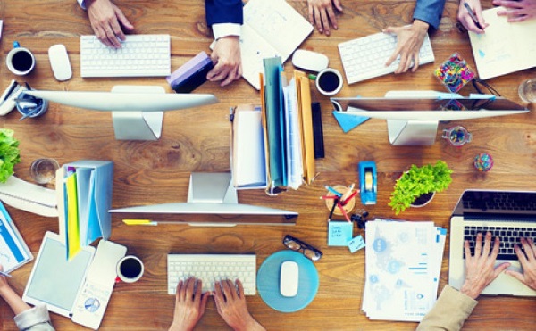 اگر اطلاعات زیادی درباره رابط کاربری و تجربه کاربری ندارید در این مطلب به معرفی وظایف UX/UI Designer پرداخته و تفاوت میان طراح رابط کاربری و تجربه کاربری را بیان کرده و بازار کار و میزان حقوق و درآمد این شغل را بررسی می کنیم.