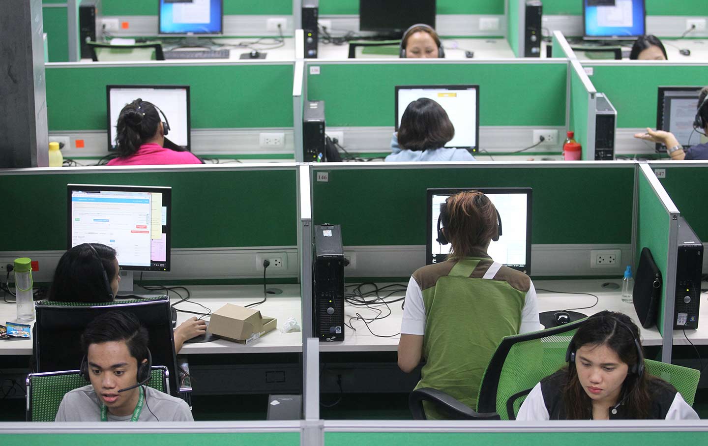 برای آشنایی با اینکه به چه کسی پاسخگوی تلفنی مرکز تماس Call Center می گویند و شرح وظایف اپراتور کال سنتر چیست و باید از چه مهارت هایی برخوردار باشد و میزان حقوق و آینده شغلی اش چگونه است این مقاله را مطالعه نمایید.