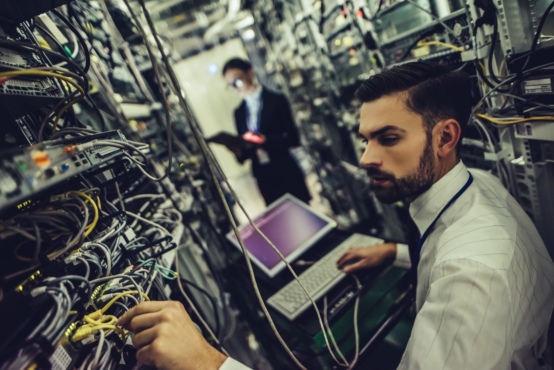 برای درک بهتر شرح وظایف شغل کارشناس شبکه Network Expert و اینکه مسیر مدیر مسئول شبکه شدن چیست؟ و آشنایی با میزان حقوق و درآمد شغل مهندس شبکه و شرکت هایی که به وی نیاز دارند این مقاله را مطالعه نمایید.