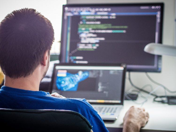 در این مقاله به این مسئله می پردازیم که برنامه نویس سمت سرور Server Side Programmer کیست، وظایفش چیست و برای استخدام در فرصت های شغلی برنامه نویسی سرور ساید چه مهارت هایی الزامی است.